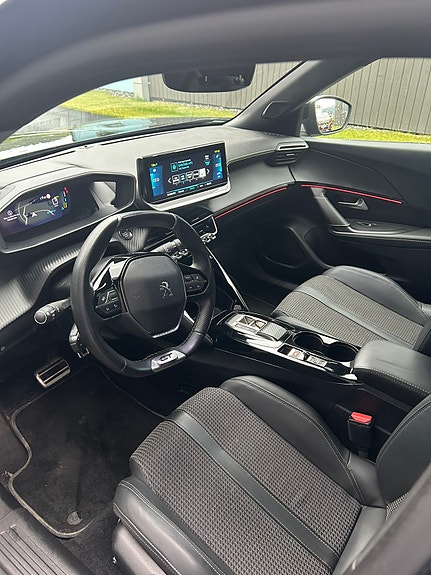 Peugeot e-2008 3 of 19