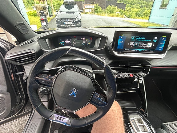 Peugeot e-2008 16 of 19