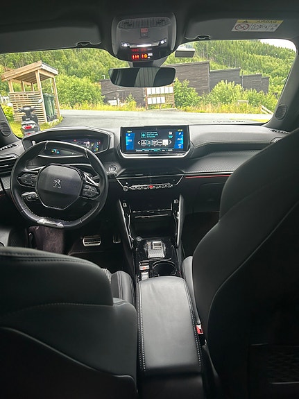 Peugeot e-2008 8 of 19