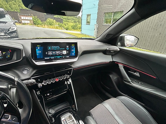 Peugeot e-2008 17 of 19