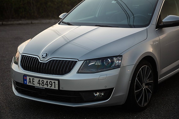 Skoda Octavia 2 of 5