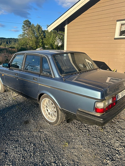 Volvo 240 4 of 5