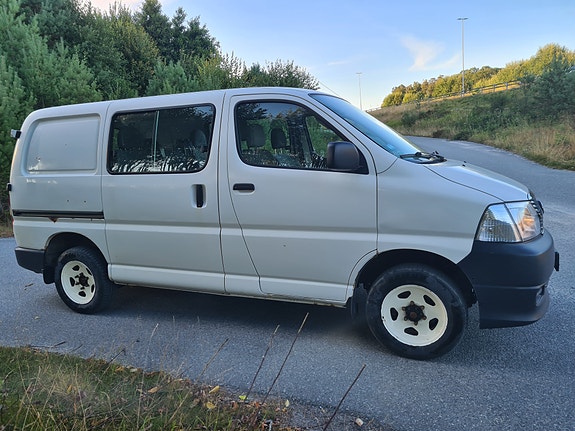 Toyota HiAce 4 of 26
