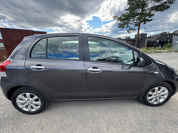 Toyota Yaris 4 of 5