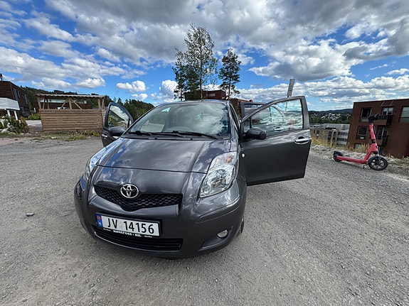 Toyota Yaris 2 of 5