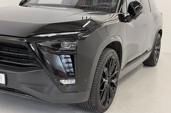 NIO ES8 3 of 30
