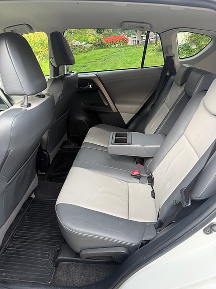 Toyota RAV4 12 of 18