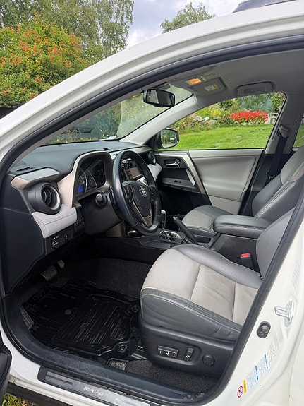 Toyota RAV4 6 of 18