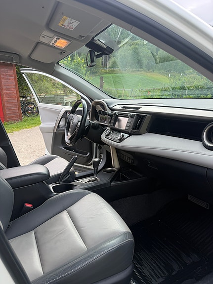 Toyota RAV4 7 of 18