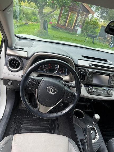Toyota RAV4 8 of 18