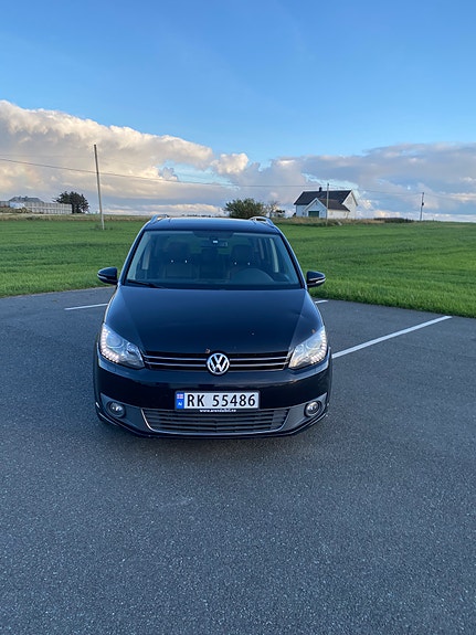 Volkswagen Touran 2 of 5