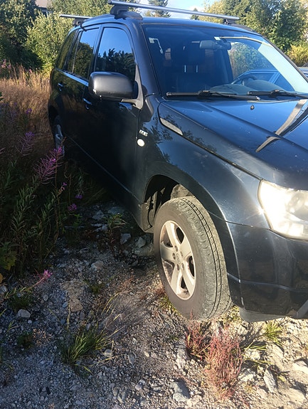 Suzuki Grand Vitara 3 of 5