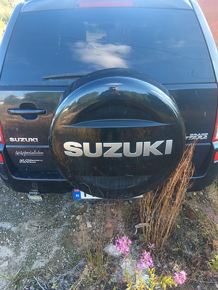 Suzuki Grand Vitara 2 of 5