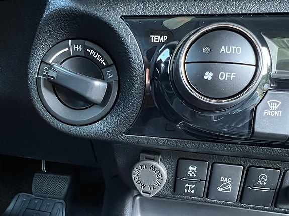 Toyota HiLux 27 of 30