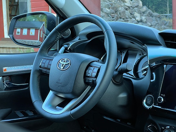 Toyota HiLux 16 of 30