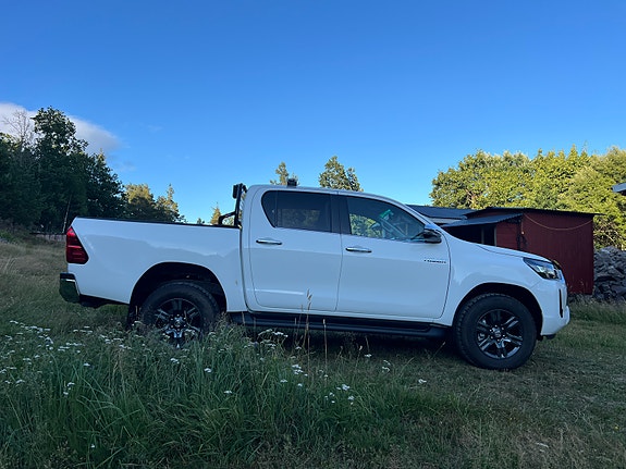 Toyota HiLux 3 of 30