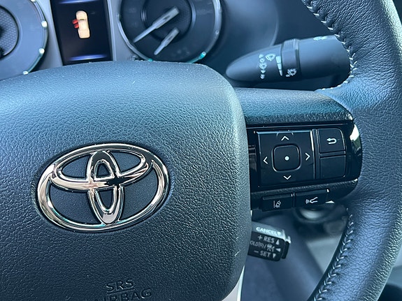 Toyota HiLux 19 of 30