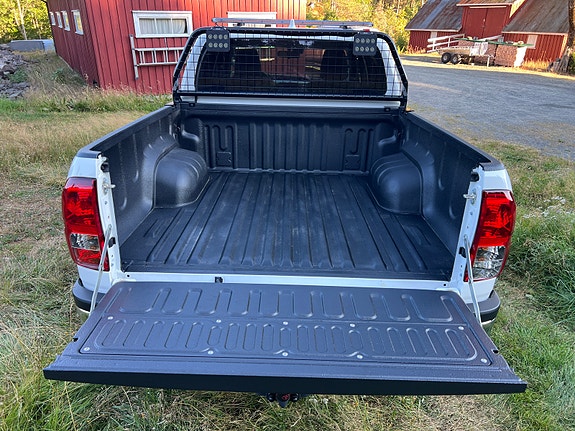 Toyota HiLux 7 of 30