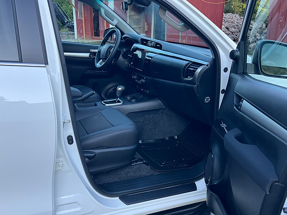 Toyota HiLux 14 of 30