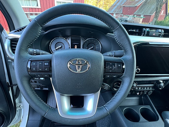 Toyota HiLux 17 of 30