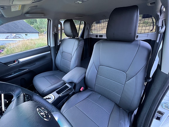 Toyota HiLux 13 of 30