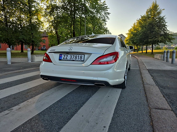 Mercedes-Benz CLS550 2 of 30