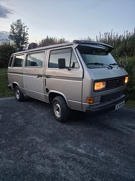 Volkswagen Caravelle 3 of 5