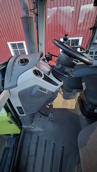 CLAAS Axion 850 7 of 10