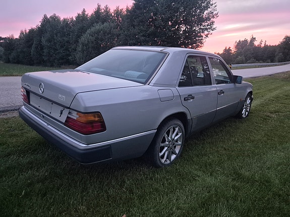 Mercedes-Benz E230 5 of 5