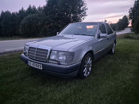 Mercedes-Benz E230 4 of 5