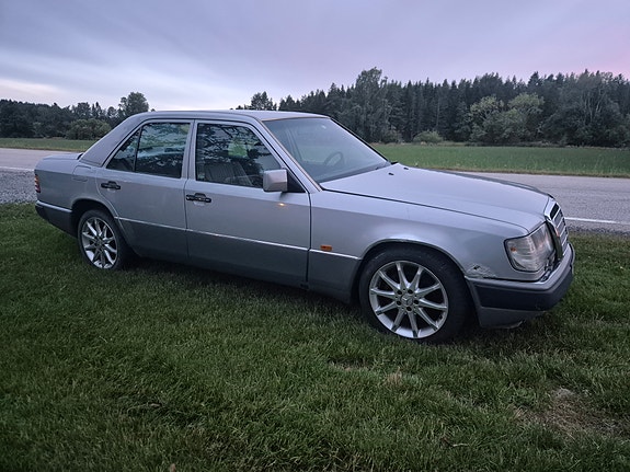 Mercedes-Benz E230 2 of 5