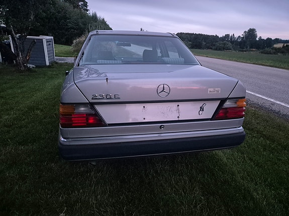 Mercedes-Benz E230 3 of 5