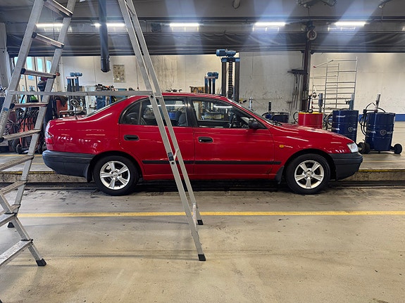 Toyota Carina 4 of 19