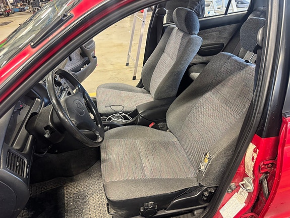 Toyota Carina 8 of 19