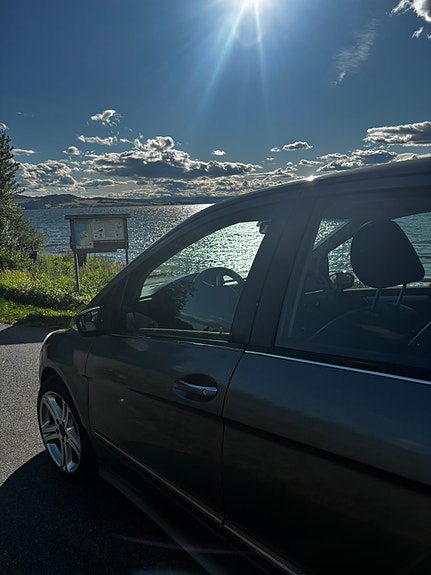 Mercedes-Benz B180 2 of 10