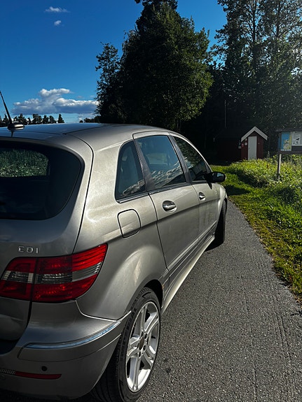 Mercedes-Benz B180 4 of 10