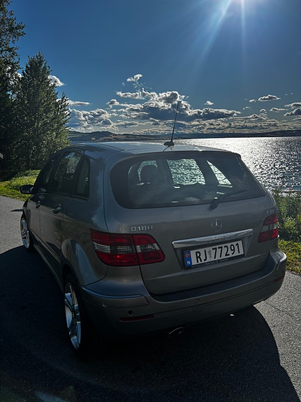 Mercedes-Benz B180 3 of 10