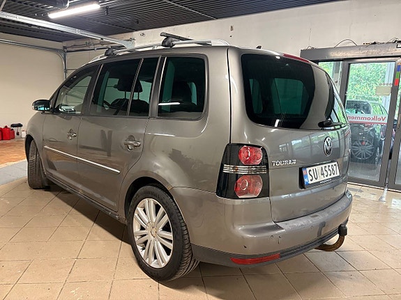 Volkswagen Touran 4 of 5
