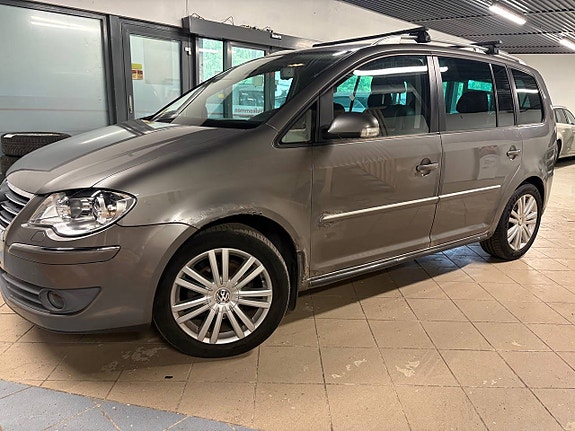 Volkswagen Touran 2 of 5