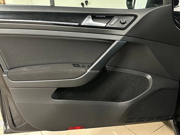 Volkswagen Golf VII 21 of 30