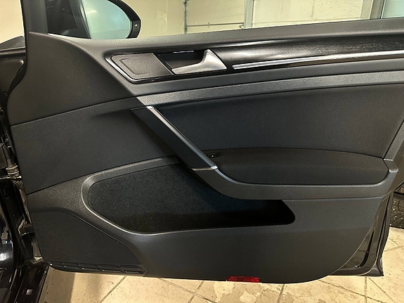 Volkswagen Golf VII 11 of 30