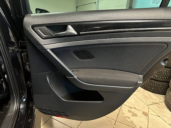 Volkswagen Golf VII 9 of 30