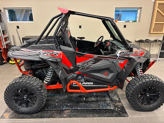 Polaris RZR XP 1000 3 of 5