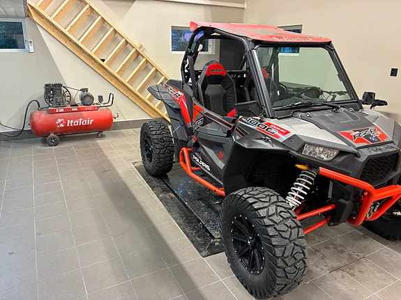 Polaris RZR XP 1000 4 of 5