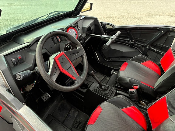 Polaris RZR XP 1000 16 of 17