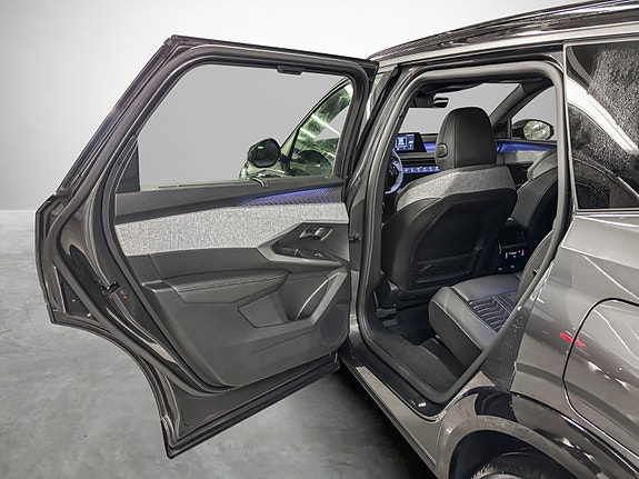 Peugeot e-5008 25 of 30