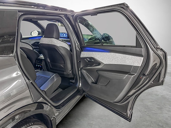 Peugeot e-5008 27 of 30