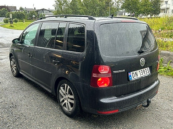 Volkswagen Touran 2 of 5
