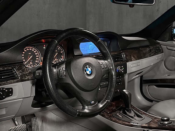 BMW 320i 16 of 30