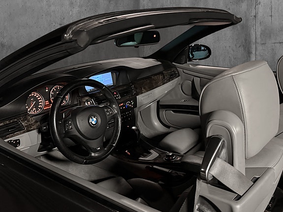 BMW 320i 22 of 30